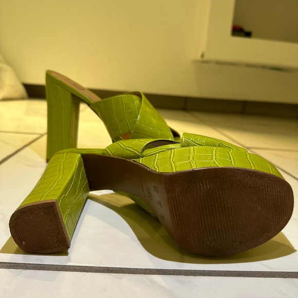 Baker’s Shoes Green Snake Print Platform Heels - Picture 3 of 4